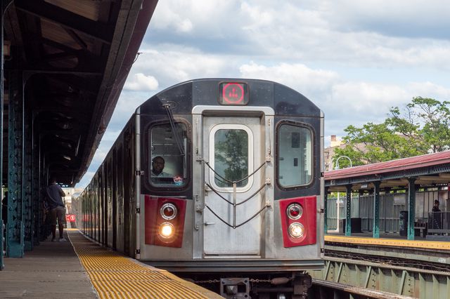 4 train at an elevated station in the Bronx